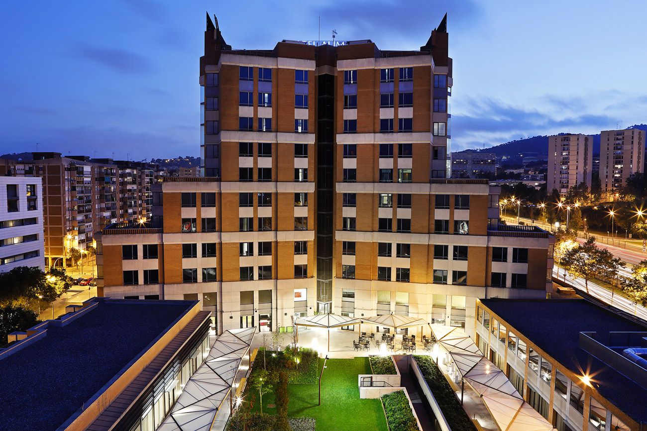 Vues sur l'hôtel Alimara et le jardin. Salles de réunion.